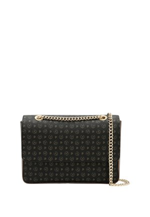 Borsa rettangolare nera con motivo ripetuto a logo circolare e tracolla a catena dorata su sfondo bianco.