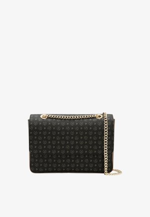 Borsa rettangolare nera con motivo ripetuto a logo circolare e tracolla a catena dorata su sfondo bianco.