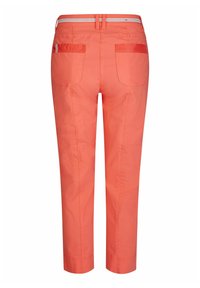 Koraalvormige katoenen broeken met een slim fit, twee achterzakken en een gestreepte tailleband. Gladde textuur en op maat gesneden.