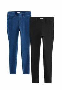 Slim jeans i blå denim och svart tyg. Egenskaper inkluderar fem fickor, bälteshällor och en slät yta. Sömmen är platt synlig.