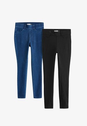 Šauras džinsu modelis, izgatavots no zila denim un melna auduma. Iezīmes ietver piecas kabatas, jostas cilpas un gluda tekstūra. Redzamas plakani šuves.