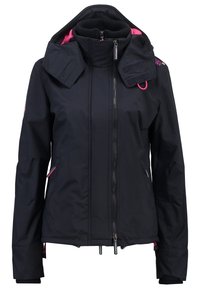 Sort vandtæt jakke med høj krave, lyserøde accenter, dobbelt lynlås og justerbar hætte. Har velcrolukninger på skuldrene og sidelommer.