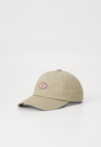 Boné de baseball em algodão bege com aba curva e logótipo circular bordado com detalhes em vermelho, amarelo e azul. Seis ilhoses de ventilação.