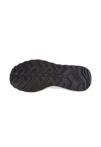 Suola di scarpa in gomma nera con un motivo a zigzag; presenta una forma piatta e una superficie testurizzata per la presa; bordi leggermente rialzati lungo il design.
