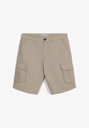 Beige Cargo-Shorts mit zwei Seitentaschen und zwei Cargotaschen, mit einer Knopfschließe und Gürtelschlaufen, aus leichtem Stoff.