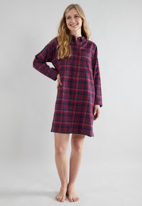 Rood en marineblauwe geruite knoopshirt jurk, met lange mouwen, een kraag en een ruime pasvorm, gemaakt van lichtgewicht stof.