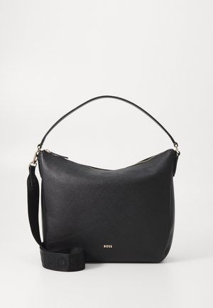 Svart lærhåndveske med en buet form, glidelås-lukking og avtakbar stropp med preget merke. Glatt tekstur, minimal design.