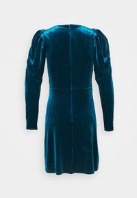 Robe en velours bleu sarcelle à manches longues, avec un design d'épaule froncée et un corsage ajusté, présentant une texture lisse et une jupe à longueur genou.
