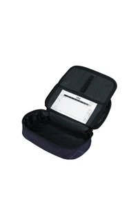 Peračník na zip v tmavě fialové látce s vnitřním elastickým organizérem a malým kalendářním listem na víku. Hladký povrch, kompaktní design.
