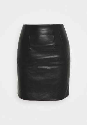 Mini-jupe en cuir noir taille haute avec des détails subtils de couture, présentée sur un fond clair uni.