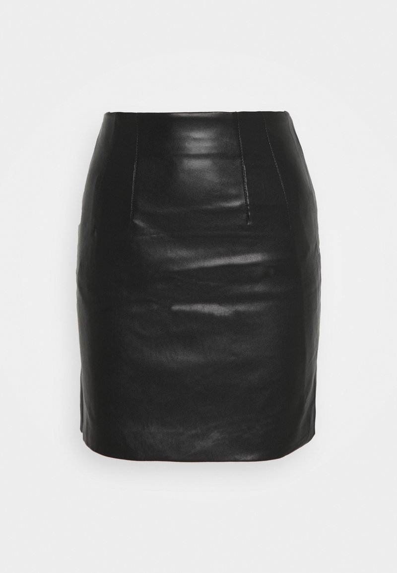 Mini-jupe en cuir noir taille haute avec des détails subtils de couture, présentée sur un fond clair uni.