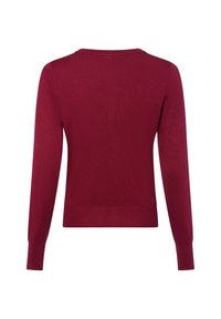 Bordowy sweter z okrągłym dekoltem, długimi rękawami oraz prążkowanymi mankietami i dolnym brzegiem. Gładka faktura i dopasowany krój. Widok z tyłu.