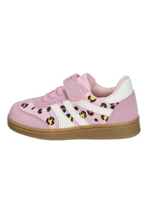 Różowy dziecięcy sneaker z akcentami w panterkę, białymi paskami, paskiem na rzep, sznurówkami i brązową gumową podeszwą.
