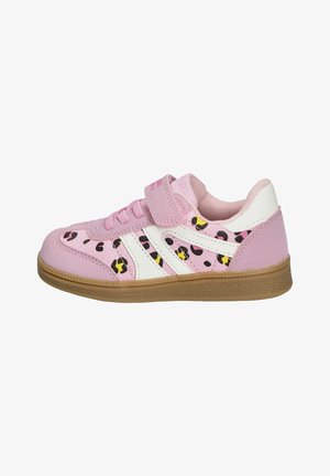 Różowy dziecięcy sneaker z akcentami w panterkę, białymi paskami, paskiem na rzep, sznurówkami i brązową gumową podeszwą.