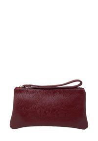 Borsetta rossa in pelle con superficie texture, chiusura con zip e tracolla. Forma ovale compatta, design minimalista, senza decorazioni hardware visibili.