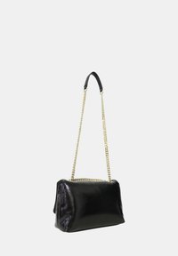 Borsa in pelle verniciata nera con forma quadrata, dotata di una tracolla in catena dorata, texture liscia e bordi arrotondati.