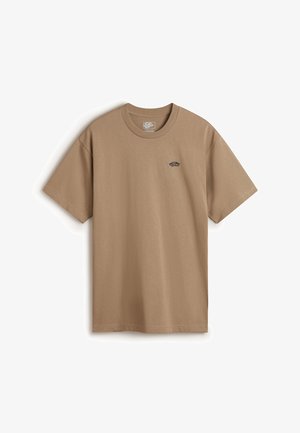 T-shirt in cotone color sabbia con maniche corte e collo tondo. Presenta una piccola patch con logo sul lato sinistro del petto. Texture liscia e vestibilità ampia.