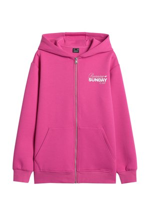 Różowa bluza z kapturem na zamek, przednie kieszenie, ściągacze przy mankietach i biały napis na piersi: "Running Sunday Club".