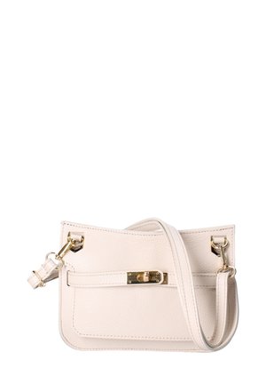 Sac en cuir blanc à bandoulière avec une finition texturée, des accessoires dorés, et une fermeture à rabat à l'avant avec une bandoulière pour un port à l'épaule ou à la main.