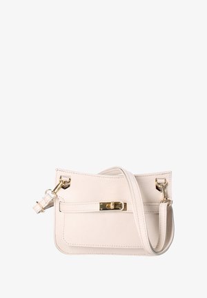 Sac en cuir blanc à bandoulière avec une finition texturée, des accessoires dorés, et une fermeture à rabat à l'avant avec une bandoulière pour un port à l'épaule ou à la main.