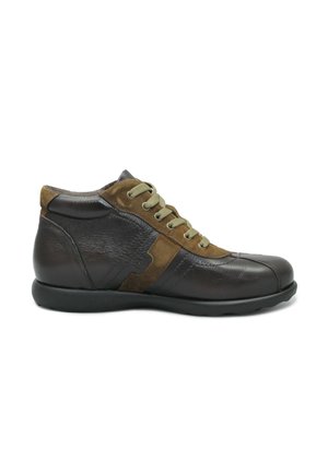 Scarpe alte in pelle marrone e suede con lacci verdi, dotate di pannelli testurizzati e una suola in gomma nera.