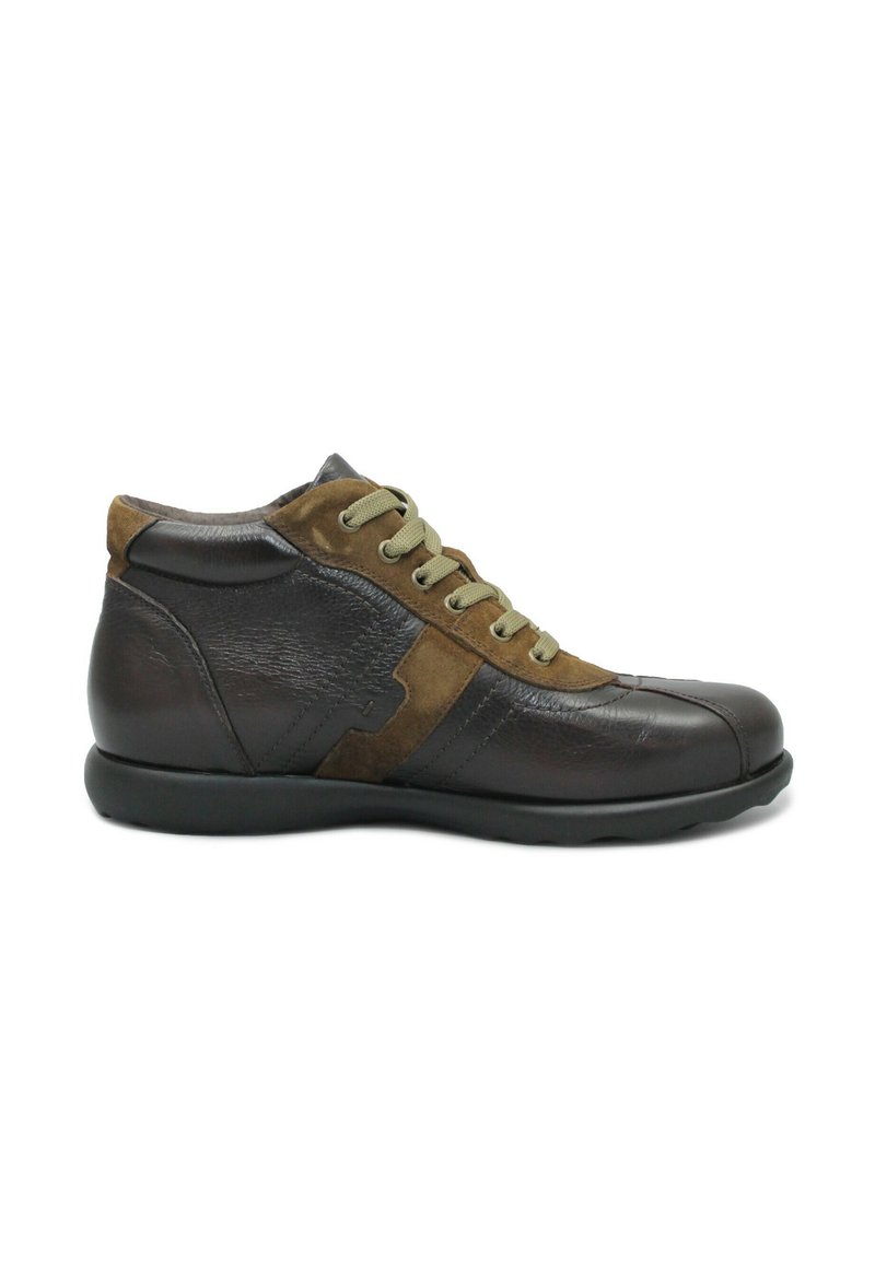 Scarpe alte in pelle marrone e suede con lacci verdi, dotate di pannelli testurizzati e una suola in gomma nera.