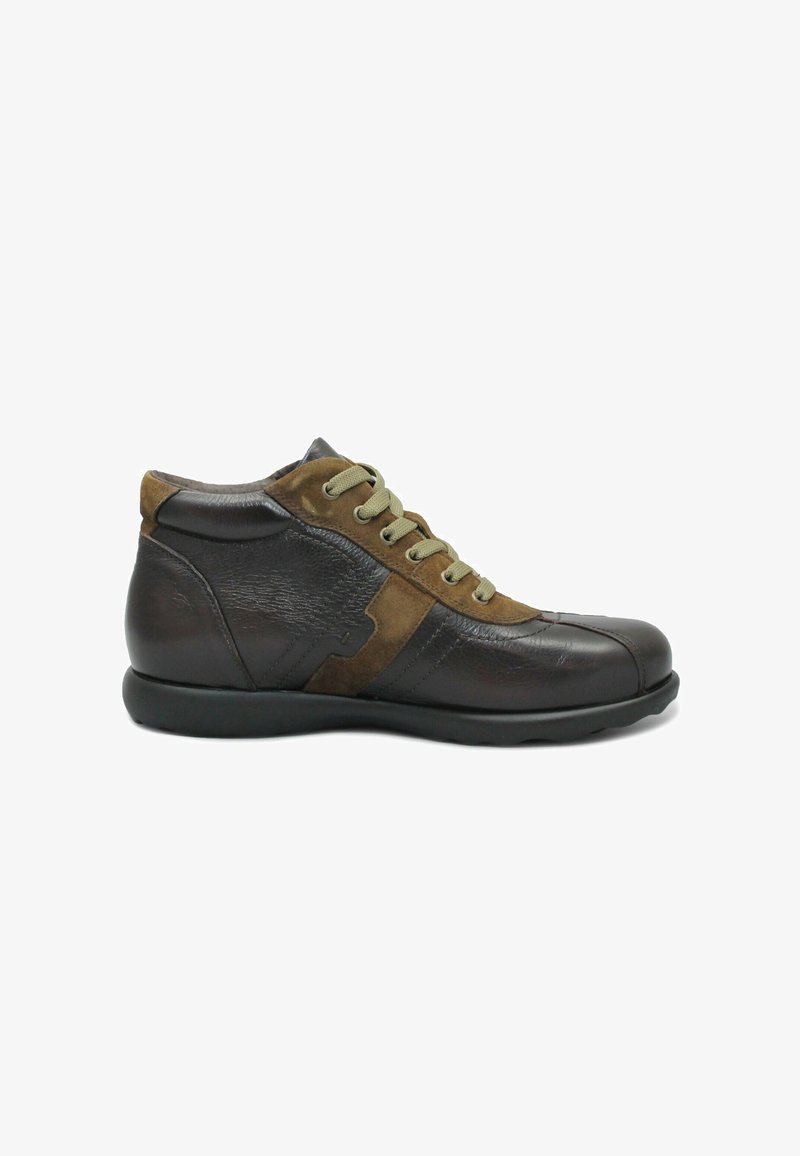 Scarpe alte in pelle marrone e suede con lacci verdi, dotate di pannelli testurizzati e una suola in gomma nera.