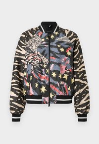 Chaqueta bomber con un patrón de rayas de tigre en negro y beige, que presenta diseños gráficos coloridos de un tigre, estrellas y formas abstractas.