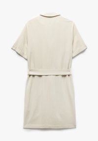 Korte mouw beige jurk met een kraag, tailleband en rechte snit. Gemaakt van een soepele stof met een subtiele textuur.