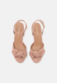 Blush-pink Wildledersandalen mit einer Knotendetail vorne, offenen Zehen, und dünnem Knöchelriemen mit einer goldenen Schnalle.