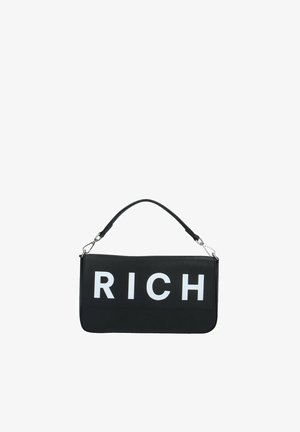 Svart rektangulär väska med en strukturerad form, med djärva vita bokstäver som stavar "RICH" på framsidan, kort handtag och slät textur.