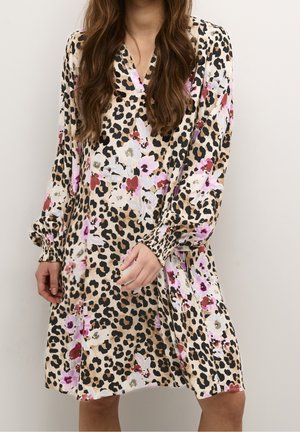 Vestido de estampado de leopardo con acentos florales en rosa y blanco, mangas largas con puños elásticos y escote en V. Fabricado en tela suave.