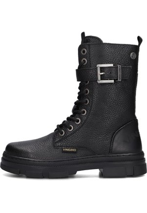 Botte militaire en cuir noir avec une surface texturée, semelle épaisse, devant à lacets et sangle ajustable avec détail de boucle métallique.