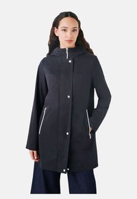 Cappotto impermeabile nero con cappuccio, chiusura frontale a pressione e due tasche laterali con zip. Presenta una superficie liscia e un design a taglio dritto.
