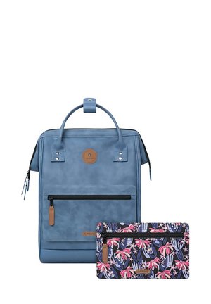 Blauer veganer Leder-Rucksack mit einer Vordertasche mit Reißverschluss und einem abnehmbaren Beutel im Blumenmuster. Verfügt über einen Griff und ein Logo-Patch.