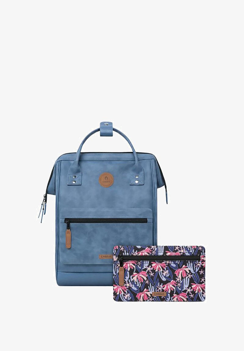 Blauer veganer Leder-Rucksack mit einer Vordertasche mit Reißverschluss und einem abnehmbaren Beutel im Blumenmuster. Verfügt über einen Griff und ein Logo-Patch.