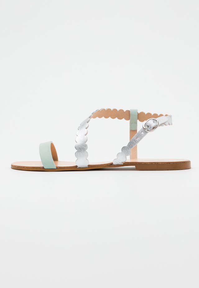 LEATHER FLAT SANDALS - Sandales - silver