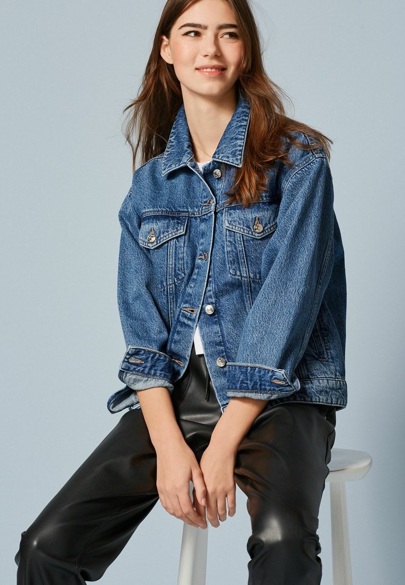 Damen Leichte Jacken | Next OVERSIZED Jeansjacke mid blue/blau - HI36240 Damen Leichte Jacken | Next OVERSIZED Jeansjacke mid blue/blau - HI36240