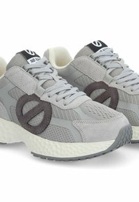 Grijze sport sneakers met een gestructureerd mesh en suède buitenkant. Voorzien van een opvallend donkergrijs logo, vetersluiting en een gevoerde kraag.