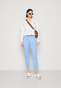 b.young DAYS CIGARET PANTS - Hlače chino - vista blue