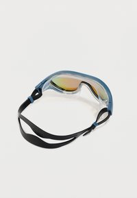 Svømmebriller med blå ramme, tonede linser og en justerbar sort strop på hvid baggrund.