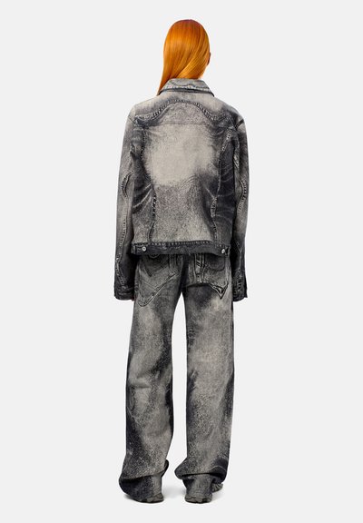 Denimjacket en broekset in verweerde zwart- en grijstinten. Kenmerkt zich door een oversized pasvorm, zichtbare stiksels en een klassiek kraagontwerp.