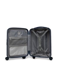 Maleta rígida navy con un exterior texturizado, completamente abierta para mostrar el interior gris, bolsillos de malla y correas de compresión. Cuatro ruedas.