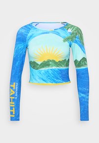 Långärmad rash guard i blått med grafik av solnedgång och palmträd. Har en figursydd design och gula accenter. "TAHITI" tryckt på ärmen.