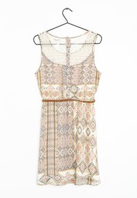 Ärmklänning med spetsvecka, som har ett geometriskt mönster i pastellfärger och ett elastiskt midjeband med ett brunt bälte.