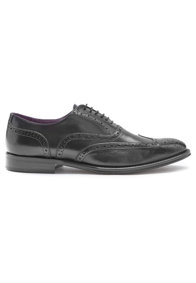 Next SIGNATURE ITALIAN WING CAP BROGUES WIDE FIT - Puošnūs suvarstomi batai - black