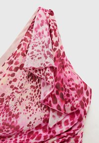 Rosa Kleid mit einer geschichteten Rüsche an der Schulter, im gepunkteten Muster in dunkleren Rosa- und Cremetönen. Leichter Stoff.