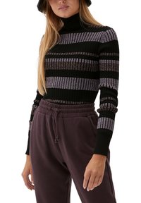 Maglione nero a coste con accenti a strisce viola e argento, con un collo alto e maniche lunghe, abbinato a pantaloni della tuta viola scuro.