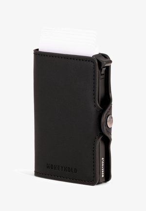 Schwarzes Leder-Moneyhold-Portemonnaie mit teilweise sichtbaren Karten im Inneren und einem Metallknopfverschluss an der Seite.