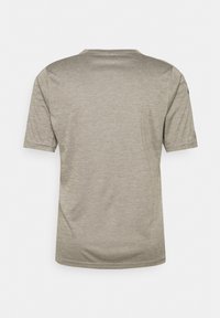 T-shirt à manches courtes en tissu gris clair, avec un col rond et une texture lisse, sans logos ni motifs visibles au dos.